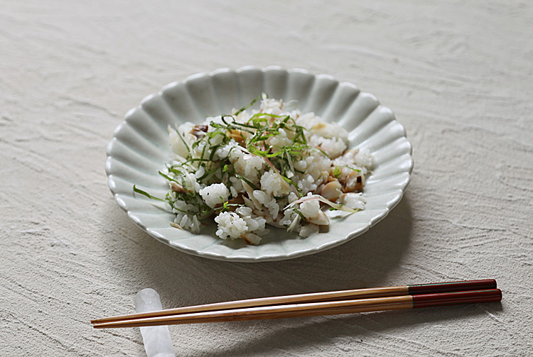 青白磁輪花6寸皿 菊